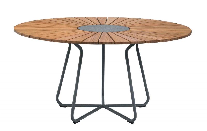 Circle Outdoor Tisch von Houe, 150 cm Durchmesser, Teakholz-Tischplatte und graues Metallgestell.